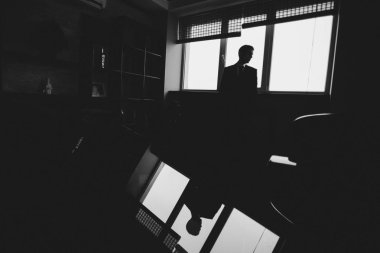 Düğün gününde görünen adam.