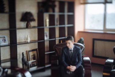 Düğün gününde görünen adam.