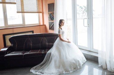 Beyaz gelinlik içinde güzel gelin