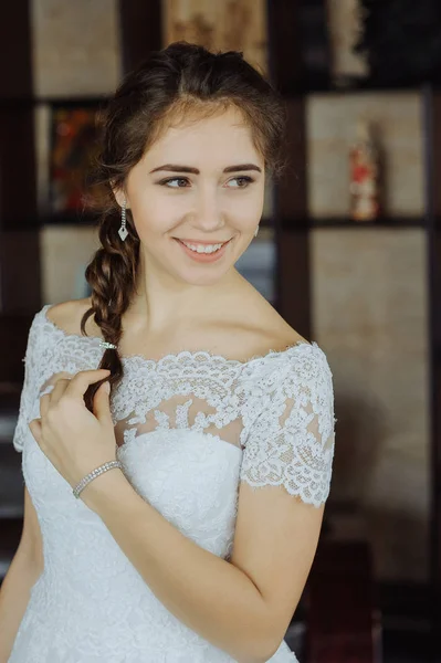 Schöne Braut im weißen Brautkleid — Stockfoto