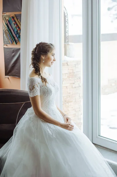 Vacker brud i vit brudklänning — Stockfoto