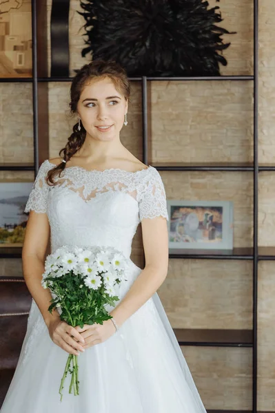 Hermosa novia en vestido de novia blanco — Foto de Stock