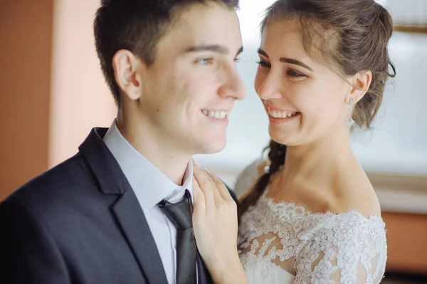 Braut und Bräutigam am Hochzeitstag — Stockfoto