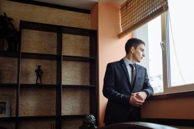 Düğün gününde görünen adam.