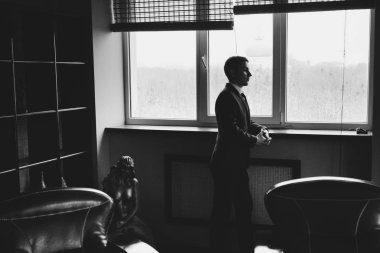 Düğün gününde görünen adam.