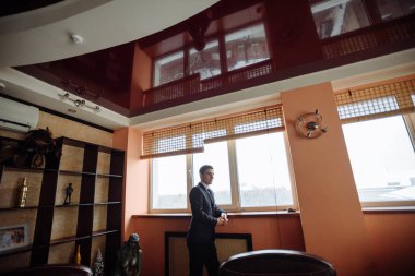 Düğün gününde görünen adam.