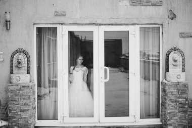 Beyaz gelinlik içinde güzel gelin