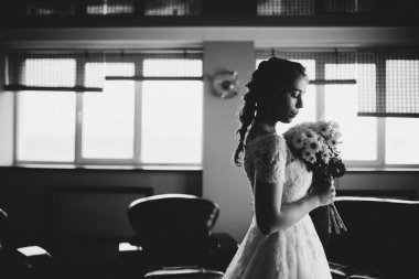 Beyaz gelinlik içinde güzel gelin