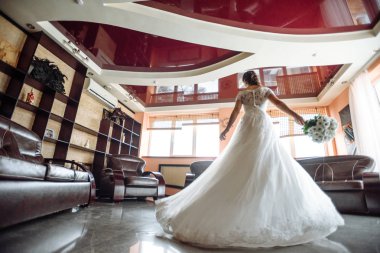 Beyaz gelinlik içinde güzel gelin