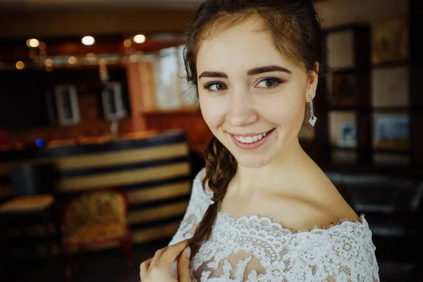 Hermosa novia en vestido de novia blanco — Foto de Stock