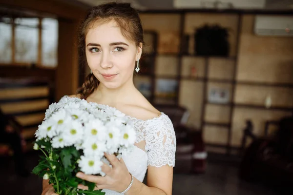 Krásná nevěsta v bílých svatebních šatech — Stock fotografie