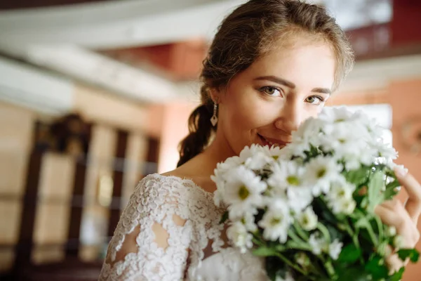 Hermosa novia en vestido de novia blanco — Foto de Stock