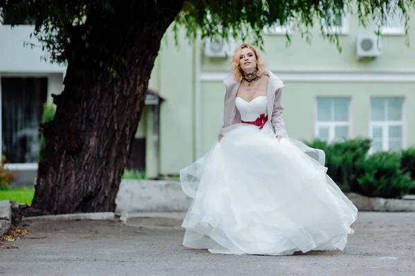 Belle mariée avec tatouage au matin du mariage — Photo