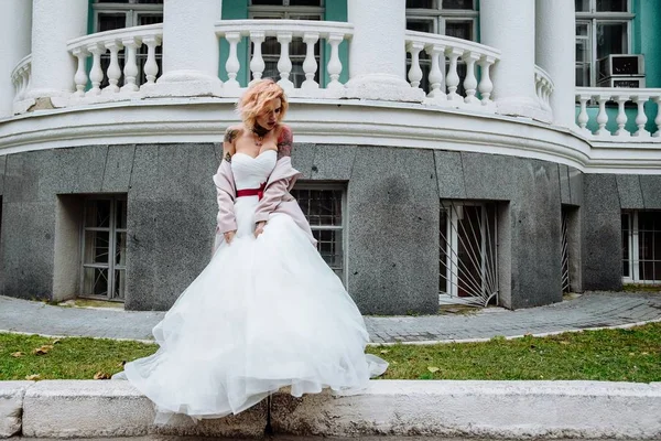 Belle mariée avec tatouage au matin du mariage — Photo