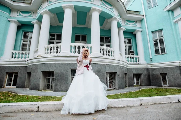 Schöne Braut mit Tätowierung am Hochzeitsmorgen — Stockfoto