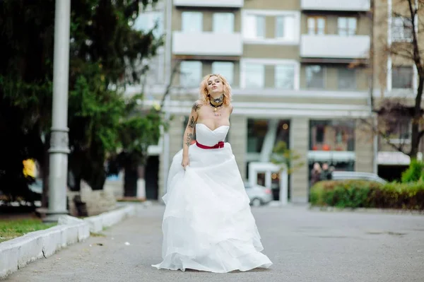 Hermosa novia con tatuaje en la mañana de boda — Foto de Stock