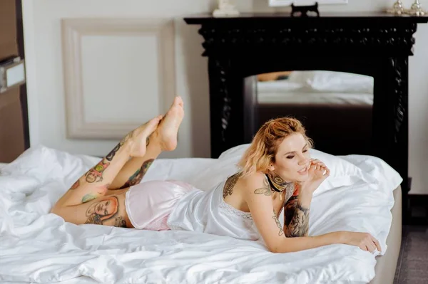 Hermosa novia con tatuaje en la mañana de boda — Foto de Stock