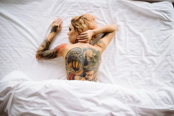 Krásná nevěsta s tetováním na svatební ráno — Stock fotografie