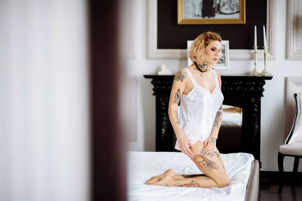 Красива наречена з татуюванням на весіллі вранці — стокове фото