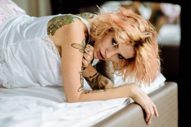 Düğün sabah dövmeli güzel gelin