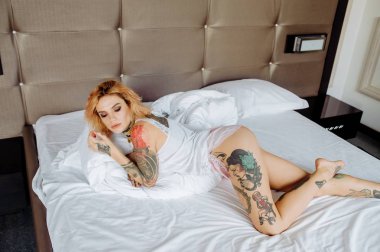 Düğün sabah dövmeli güzel gelin