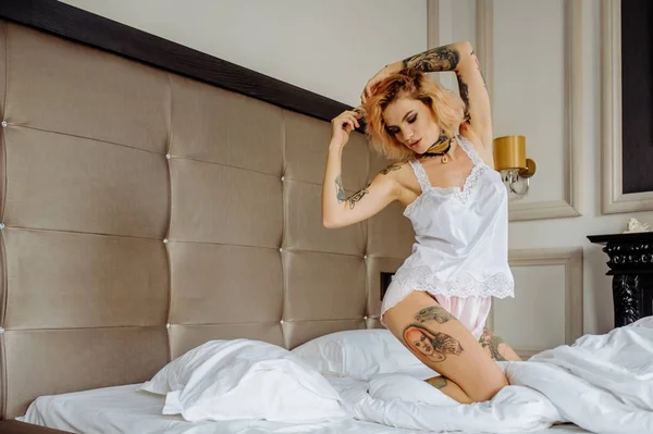 Mooie bruid met tattoo op de ochtend van de bruiloft — Stockfoto