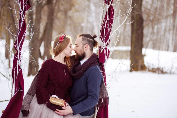 Elegante bella giovane coppia sposa e sposo — Foto Stock