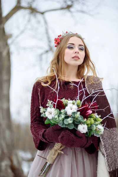 Novia de invierno, retrato de hermoso abrigo de piel blanca y vestido de novia en el bosque — Foto de Stock