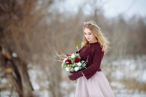 Novia de invierno, retrato de hermoso abrigo de piel blanca y vestido de novia en el bosque — Foto de Stock