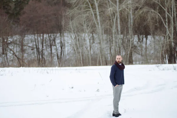 Ritratto invernale all'aperto per giovane bell'uomo . — Foto Stock