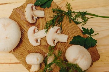 Royal fışkın maydanoz ve dereotu ile mantar