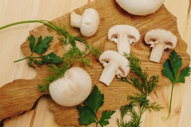 Royal fışkın maydanoz ve dereotu ile mantar