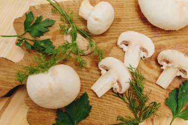 Royal fışkın maydanoz ve dereotu ile mantar