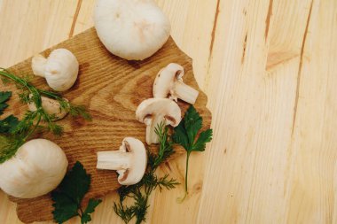 Royal fışkın maydanoz ve dereotu ile mantar