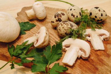 Royal fışkın maydanoz ve dereotu ile mantar