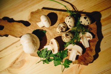 Royal fışkın maydanoz ve dereotu ile mantar