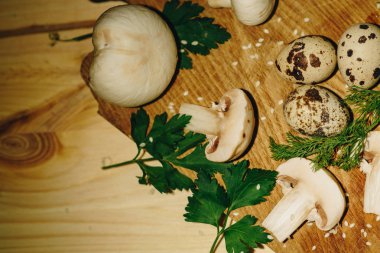 Royal fışkın maydanoz ve dereotu ile mantar