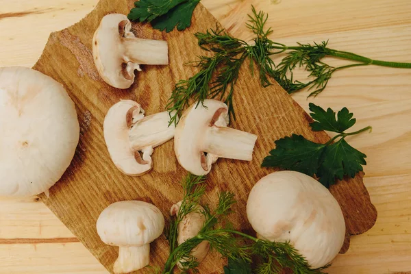 Royal fışkın maydanoz ve dereotu ile mantar