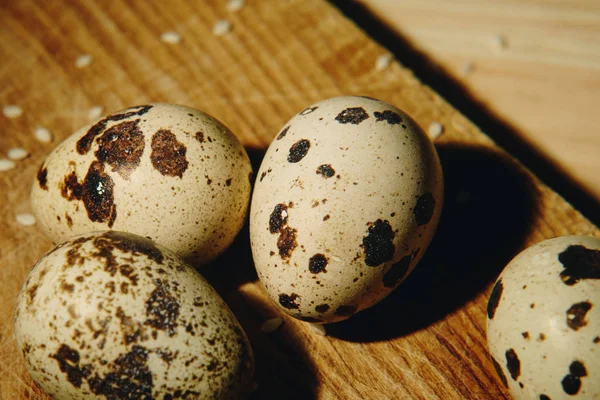 Tahta masadaki bıldırcın yumurtaları. — Stok fotoğraf