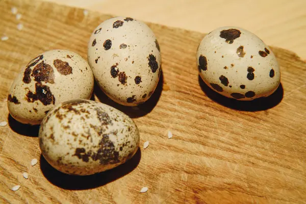 Křepelčí vejce na dřevěném stole — Stock fotografie
