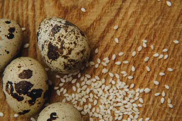 Tahta masadaki bıldırcın yumurtaları. — Stok fotoğraf