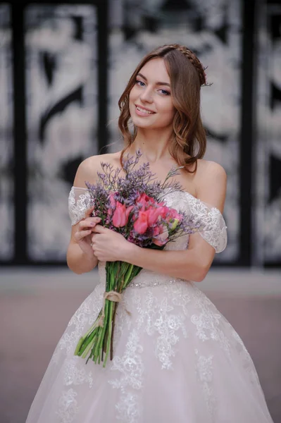 Retrato de verano al aire libre de joven linda chica . — Foto de Stock