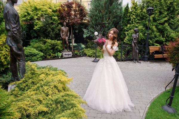 Portrait d'été en plein air de jeune jolie fille mignonne . — Photo