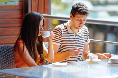 Mutlu çift açık havada şehirde eğleniyor