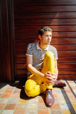 Mutlu çift açık havada şehirde eğleniyor