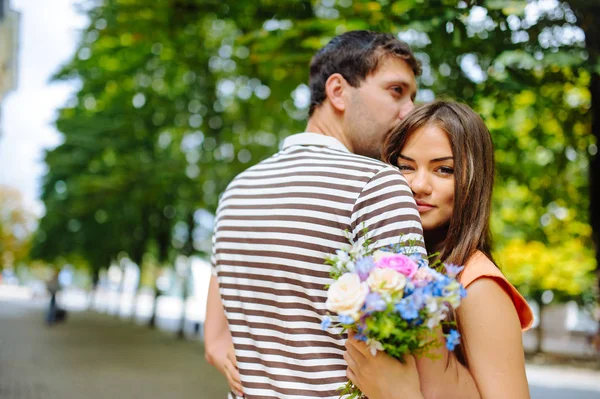 Casal feliz se divertindo ao ar livre na cidade — Fotografia de Stock