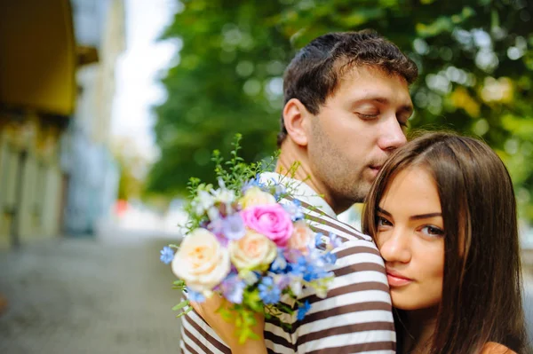 Casal feliz se divertindo ao ar livre na cidade — Fotografia de Stock