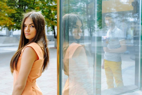 Glückliches Paar hat Spaß im Freien in der Stadt — Stockfoto