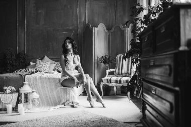 Beyaz iç çamaşırı, seksi poz giyen güzel kadın