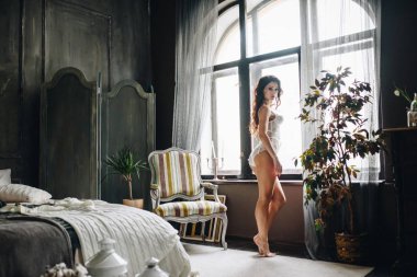 Beyaz iç çamaşırı, seksi poz giyen güzel kadın